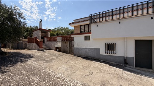 Villa Di 2 Vani, Veranda, Box. Ristrutturata, Ottimo Stato, Fotovoltaico